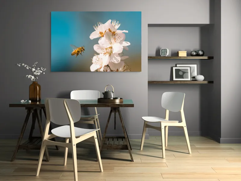 Tablou Canvas, "Albina zburând spre floarea primăverii", Alb, Albine, Flori, Primăvară, Natură, Delicat, Cer, Albastru, Polenizare, 150 x 100 cm – poza 5