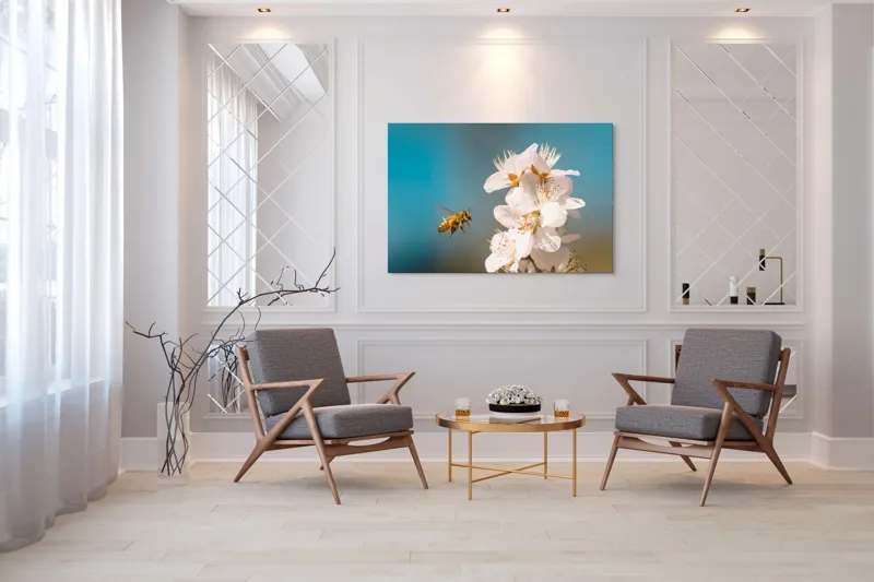 Tablou Canvas, "Albina zburând spre floarea primăverii", Alb, Albine, Flori, Primăvară, Natură, Delicat, Cer, Albastru, Polenizare, 150 x 100 cm – poza 7