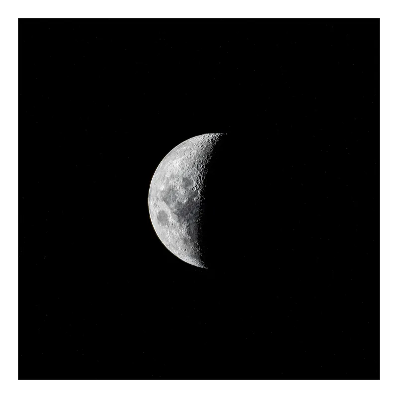 Tablou Canvas, "Luna misterioasă pe cerul de noapte", Lună, Lumină, Umbre, Univers, Mister, Tăcere, Frumusețe, Cer, Pustietate, Claritate, 50 x 50 cm