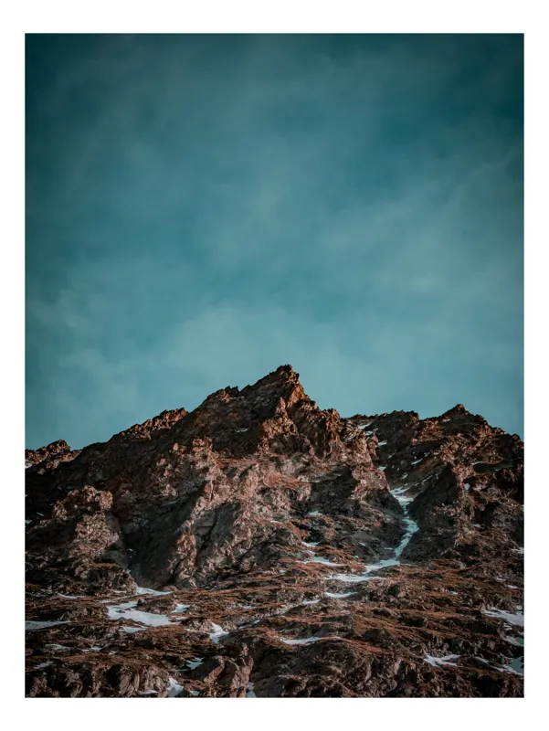 Tablou Canvas, "Vârf stâncos sub cer senin", Munte, Stânci, Cer, Nori, Asfințit, Contrast, Frumusețe, Natură, 70 x 100 cm