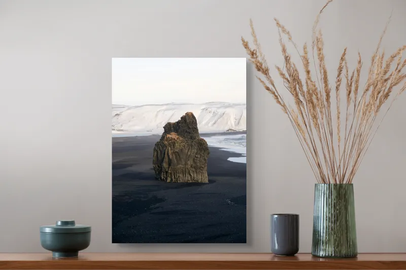 Tablou Canvas, "Colosul stâncos de pe țărm înghețat", Stâncă, Plajă, Zăpadă, Liniște, Natură, Contrast, Singurătate, Mare, Peisaj, Frumusețe, 39 x 54 cm – poza 3