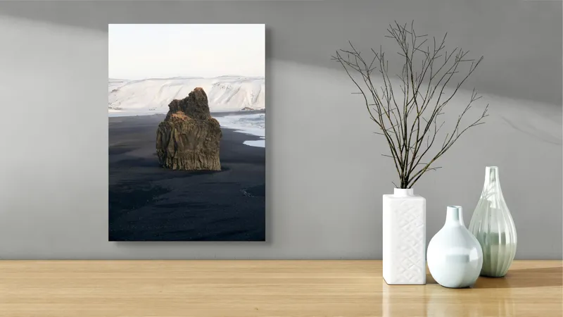 Tablou Canvas, "Colosul stâncos de pe țărm înghețat", Stâncă, Plajă, Zăpadă, Liniște, Natură, Contrast, Singurătate, Mare, Peisaj, Frumusețe, 39 x 54 cm – poza 4