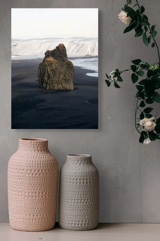 Tablou Canvas, "Colosul stâncos de pe țărm înghețat", Stâncă, Plajă, Zăpadă, Liniște, Natură, Contrast, Singurătate, Mare, Peisaj, Frumusețe, 39 x 54 cm – poza 6