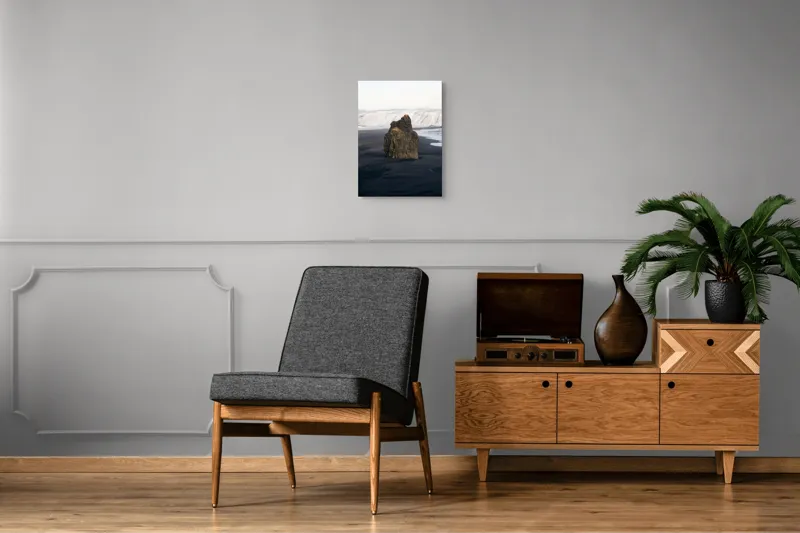 Tablou Canvas, "Colosul stâncos de pe țărm înghețat", Stâncă, Plajă, Zăpadă, Liniște, Natură, Contrast, Singurătate, Mare, Peisaj, Frumusețe, 39 x 54 cm – poza 8