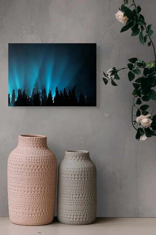 Tablou Canvas, "Luminile nordului deasupra pădurii înghețate", Mister, Lumină, Pădure, Siluete, Albastru, Întuneric, Vârfuri, Brăduți, Noapte, Strălucire, 54 x 39 cm – poza 8