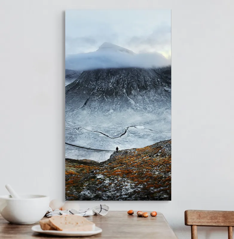 Tablou Canvas, "Călător prin munți învăluiți de nori", Nor, Munte, Solitudine, Peisaj, Liniște, Înălțime, Răceală, Pustiu, Călătorie, Mister, 50 x 90 cm – poza 3