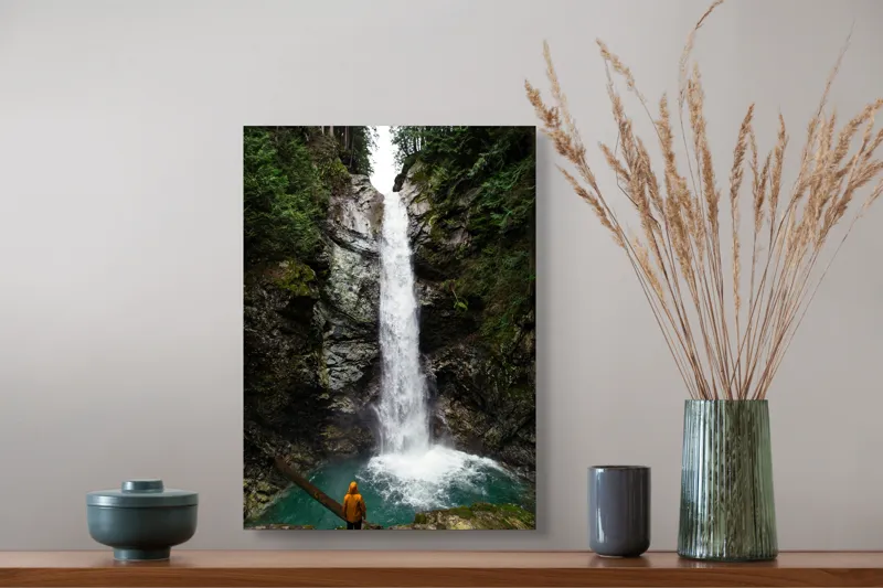Tablou Canvas, "Minunea naturii din inima pădurii", Cascadă, Apă, Natură, Stâncă, Forestier, Plonjare, Persoană, Haină, Deosebit, Verde, Măreție, Singurătate., 39 x 54 cm – poza 3