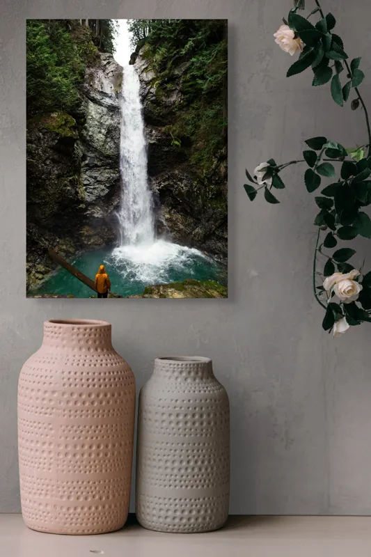 Tablou Canvas, "Minunea naturii din inima pădurii", Cascadă, Apă, Natură, Stâncă, Forestier, Plonjare, Persoană, Haină, Deosebit, Verde, Măreție, Singurătate., 39 x 54 cm – poza 6