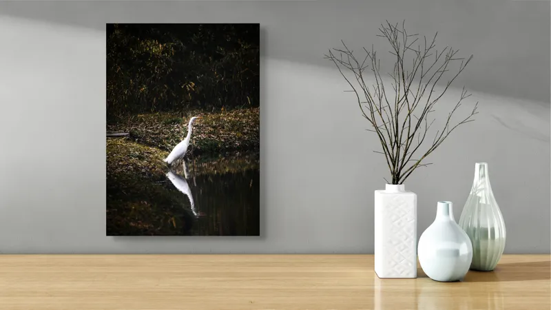 Tablou Canvas, "Egreta singuratică lângă apă întunecată", Priveliște, Eleganță, Liniște, Reflexie, Natură, Serenitate, Solitudine, Frumusețe., 39 x 54 cm – poza 4