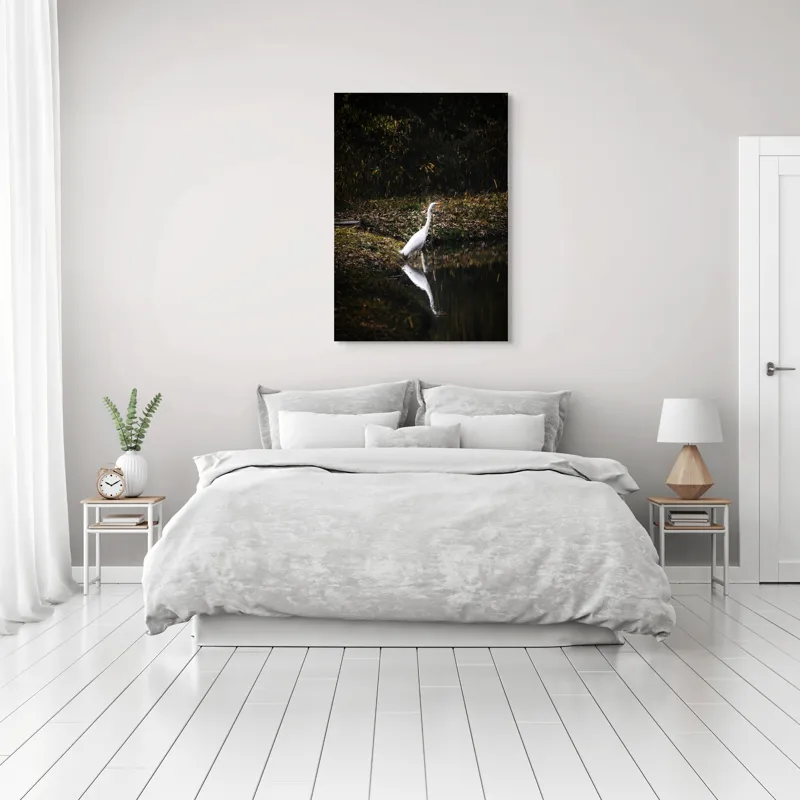 Tablou Canvas, "Egreta singuratică lângă apă întunecată", Priveliște, Eleganță, Liniște, Reflexie, Natură, Serenitate, Solitudine, Frumusețe., 70 x 100 cm – poza 3