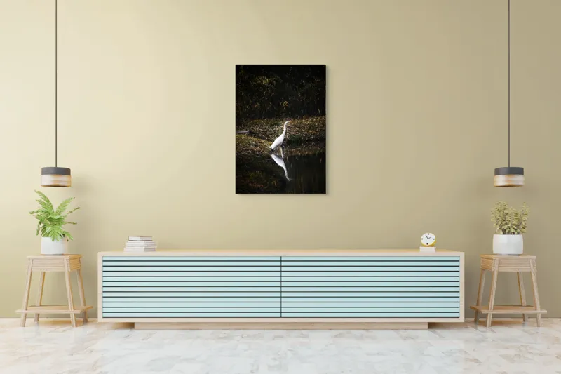 Tablou Canvas, "Egreta singuratică lângă apă întunecată", Priveliște, Eleganță, Liniște, Reflexie, Natură, Serenitate, Solitudine, Frumusețe., 70 x 100 cm – poza 5
