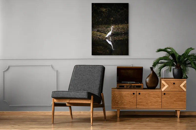 Tablou Canvas, "Egreta singuratică lângă apă întunecată", Priveliște, Eleganță, Liniște, Reflexie, Natură, Serenitate, Solitudine, Frumusețe., 70 x 100 cm – poza 6