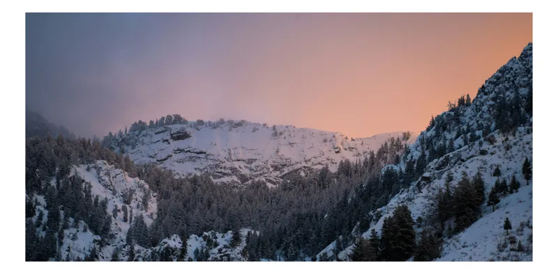 Tablou Canvas, "Între zi și noapte muntoasă liniște", Munți, Zăpadă, Apus, Cer, Păduri, Stânci, Tranquilitate, Iarnă, Natură, Priveliște, 70 x 50 cm