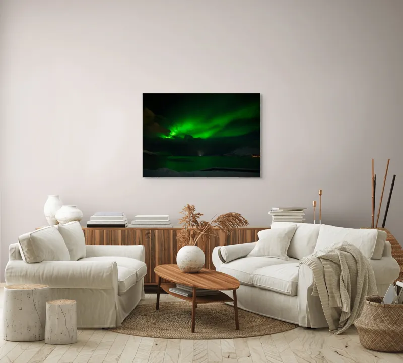 Tablou Canvas, "Aurora Boreală pe cerul înghețat", Aurora, Cer, Verde, Noapte, Reflecție, Lumină, Peisaj, Mister, Frumusețe, Pădure., 100 x 70 cm – poza 3