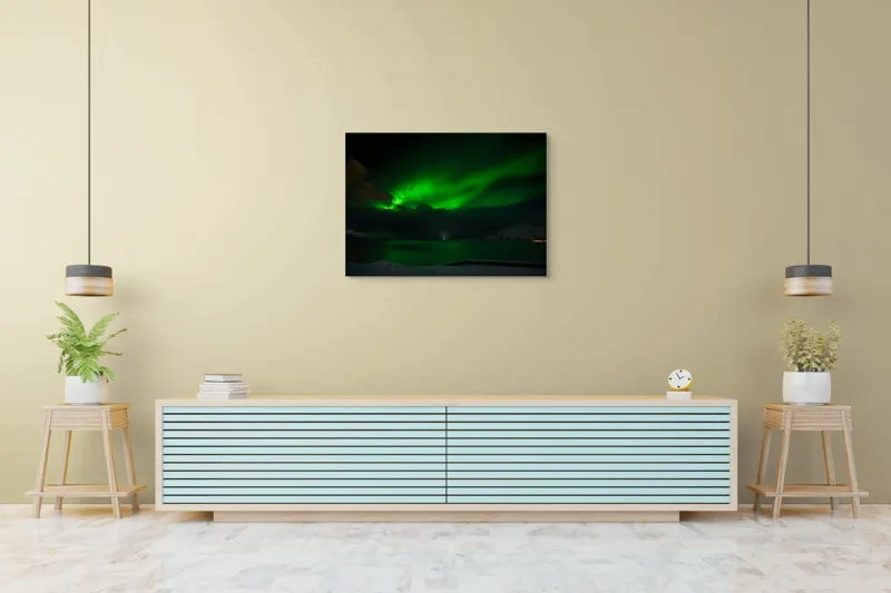 Tablou Canvas, "Aurora Boreală pe cerul înghețat", Aurora, Cer, Verde, Noapte, Reflecție, Lumină, Peisaj, Mister, Frumusețe, Pădure., 100 x 70 cm – poza 4