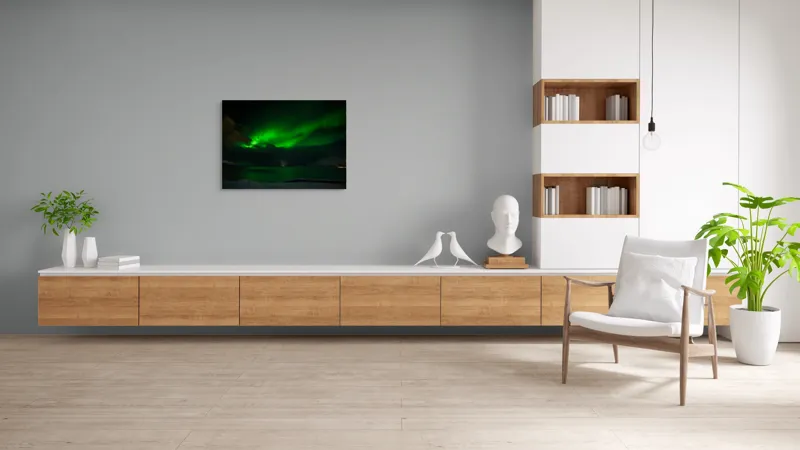 Tablou Canvas, "Aurora Boreală pe cerul înghețat", Aurora, Cer, Verde, Noapte, Reflecție, Lumină, Peisaj, Mister, Frumusețe, Pădure., 100 x 70 cm – poza 6