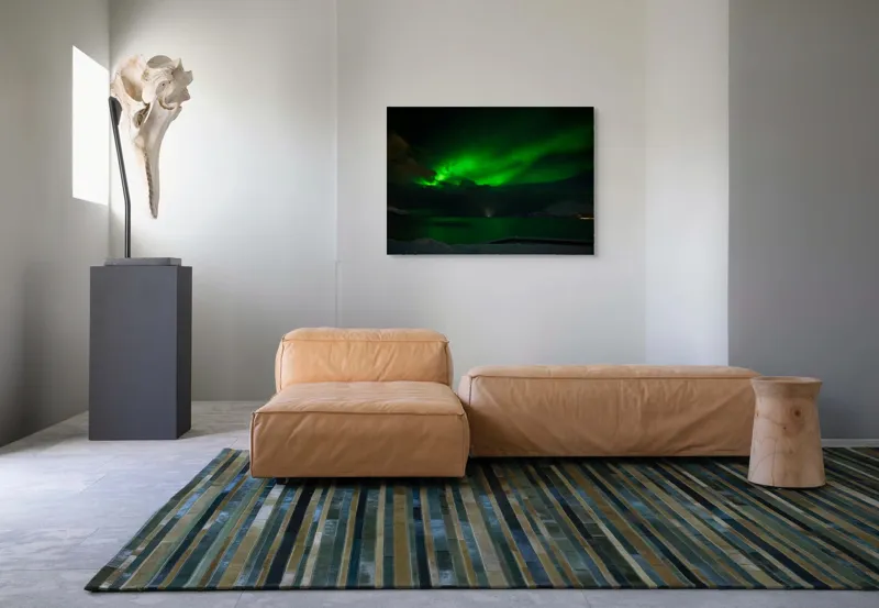 Tablou Canvas, "Aurora Boreală pe cerul înghețat", Aurora, Cer, Verde, Noapte, Reflecție, Lumină, Peisaj, Mister, Frumusețe, Pădure., 100 x 70 cm – poza 7