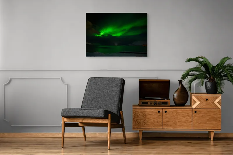 Tablou Canvas, "Aurora Boreală pe cerul înghețat", Aurora, Cer, Verde, Noapte, Reflecție, Lumină, Peisaj, Mister, Frumusețe, Pădure., 100 x 70 cm – poza 8