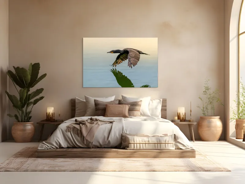 Tablou Canvas, "Cormoranul în zbor peste apă", Cormoran, Zbor, Apă, Reflecție, Aripi, Cer, Liniște, 150 x 100 cm – poza 4