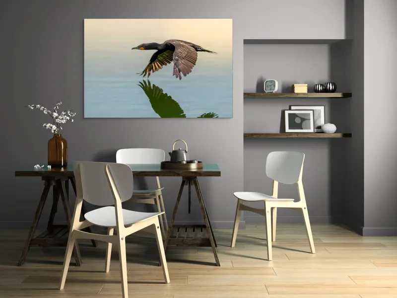 Tablou Canvas, "Cormoranul în zbor peste apă", Cormoran, Zbor, Apă, Reflecție, Aripi, Cer, Liniște, 150 x 100 cm – poza 5