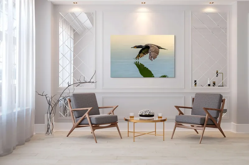 Tablou Canvas, "Cormoranul în zbor peste apă", Cormoran, Zbor, Apă, Reflecție, Aripi, Cer, Liniște, 150 x 100 cm – poza 7