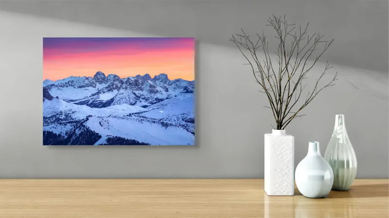 Tablou Canvas, "Apus vibrant peste munți albi", Munte, Zăpadă, Răsărit, Cer, Albastru, Portocaliu, Peisaj, Iarnă, Vârfuri, Calm., 54 x 39 cm – poza 3
