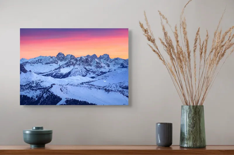 Tablou Canvas, "Apus vibrant peste munți albi", Munte, Zăpadă, Răsărit, Cer, Albastru, Portocaliu, Peisaj, Iarnă, Vârfuri, Calm., 54 x 39 cm – poza 4