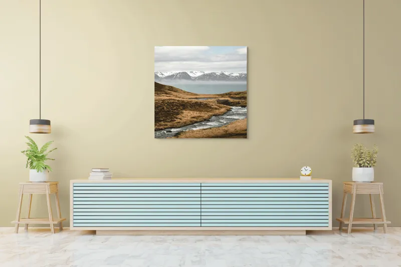 Tablou Canvas, "Râu printre dealuri sub munți înzăpeziți", Râu, Munți, Zăpadă, Cer, Norii, Peisaj, Dealuri, Apă, Natură, 100 x 100 cm – poza 5