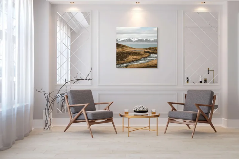 Tablou Canvas, "Râu printre dealuri sub munți înzăpeziți", Râu, Munți, Zăpadă, Cer, Norii, Peisaj, Dealuri, Apă, Natură, 100 x 100 cm – poza 7