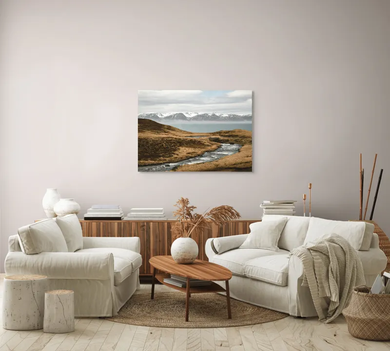 Tablou Canvas, "Râu printre dealuri sub munți înzăpeziți", Râu, Munți, Zăpadă, Cer, Norii, Peisaj, Dealuri, Apă, Natură, 100 x 70 cm – poza 3