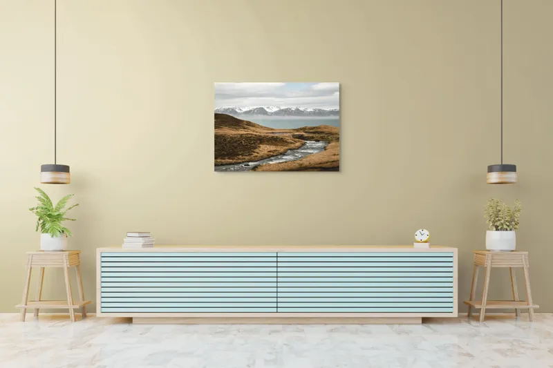Tablou Canvas, "Râu printre dealuri sub munți înzăpeziți", Râu, Munți, Zăpadă, Cer, Norii, Peisaj, Dealuri, Apă, Natură, 100 x 70 cm – poza 4