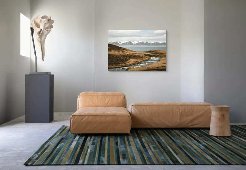 Tablou Canvas, "Râu printre dealuri sub munți înzăpeziți", Râu, Munți, Zăpadă, Cer, Norii, Peisaj, Dealuri, Apă, Natură, 100 x 70 cm – poza 7