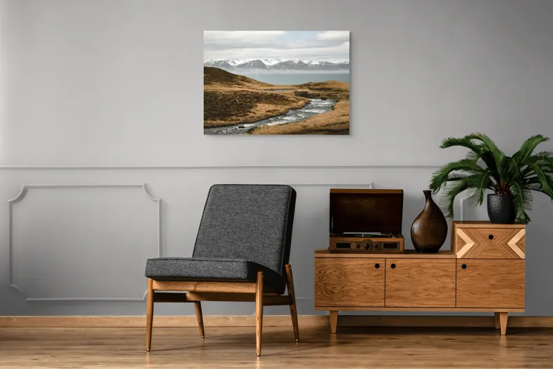 Tablou Canvas, "Râu printre dealuri sub munți înzăpeziți", Râu, Munți, Zăpadă, Cer, Norii, Peisaj, Dealuri, Apă, Natură, 100 x 70 cm – poza 8