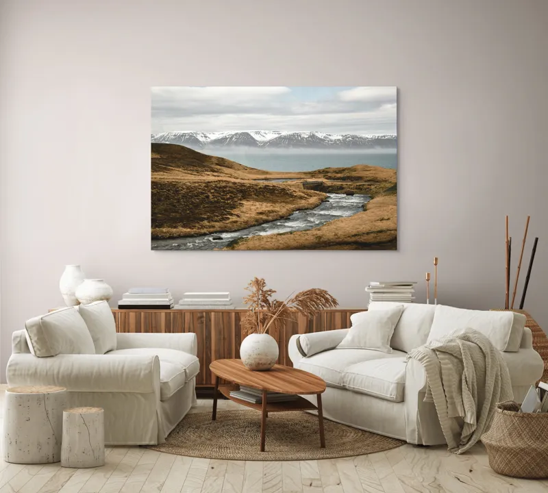 Tablou Canvas, "Râu printre dealuri sub munți înzăpeziți", Râu, Munți, Zăpadă, Cer, Norii, Peisaj, Dealuri, Apă, Natură, 150 x 100 cm – poza 3