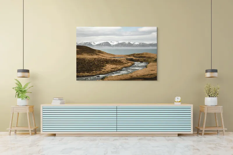 Tablou Canvas, "Râu printre dealuri sub munți înzăpeziți", Râu, Munți, Zăpadă, Cer, Norii, Peisaj, Dealuri, Apă, Natură, 150 x 100 cm – poza 6