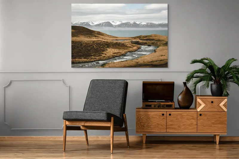 Tablou Canvas, "Râu printre dealuri sub munți înzăpeziți", Râu, Munți, Zăpadă, Cer, Norii, Peisaj, Dealuri, Apă, Natură, 150 x 100 cm – poza 8