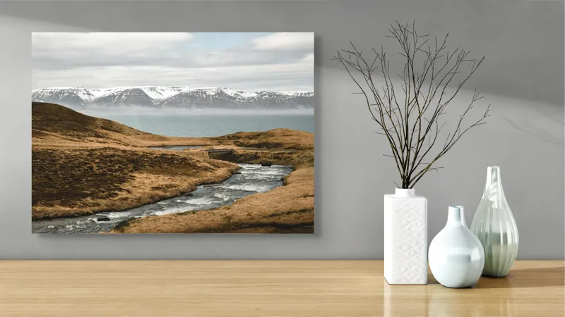 Tablou Canvas, "Râu printre dealuri sub munți înzăpeziți", Râu, Munți, Zăpadă, Cer, Norii, Peisaj, Dealuri, Apă, Natură, 70 x 50 cm – poza 3