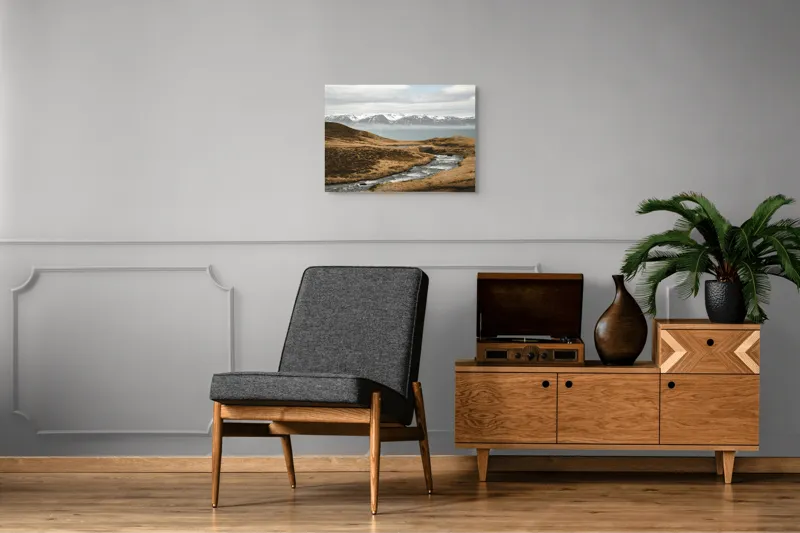 Tablou Canvas, "Râu printre dealuri sub munți înzăpeziți", Râu, Munți, Zăpadă, Cer, Norii, Peisaj, Dealuri, Apă, Natură, 70 x 50 cm – poza 4