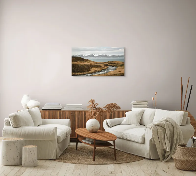 Tablou Canvas, "Râu printre dealuri sub munți înzăpeziți", Râu, Munți, Zăpadă, Cer, Norii, Peisaj, Dealuri, Apă, Natură, 90 x 50 cm – poza 4