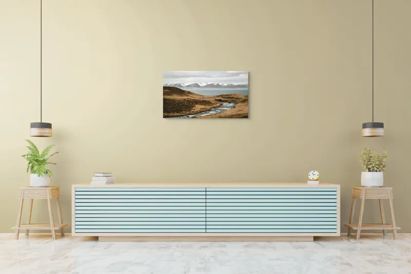 Tablou Canvas, "Râu printre dealuri sub munți înzăpeziți", Râu, Munți, Zăpadă, Cer, Norii, Peisaj, Dealuri, Apă, Natură, 90 x 50 cm – poza 5