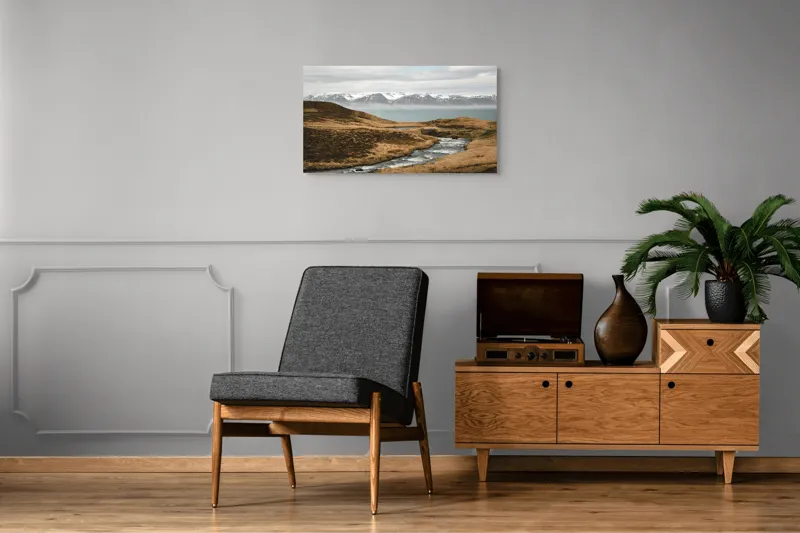 Tablou Canvas, "Râu printre dealuri sub munți înzăpeziți", Râu, Munți, Zăpadă, Cer, Norii, Peisaj, Dealuri, Apă, Natură, 90 x 50 cm – poza 6