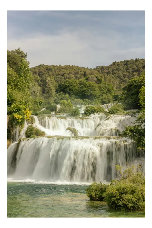 Tablou Canvas, "Cascada visurilor înverzite de vară", Cascadă, Apă, Pădure, Verdeață, Cer, Roci, Natură, Râuri, Frumusețe, Liniște, 26 x 39 cm