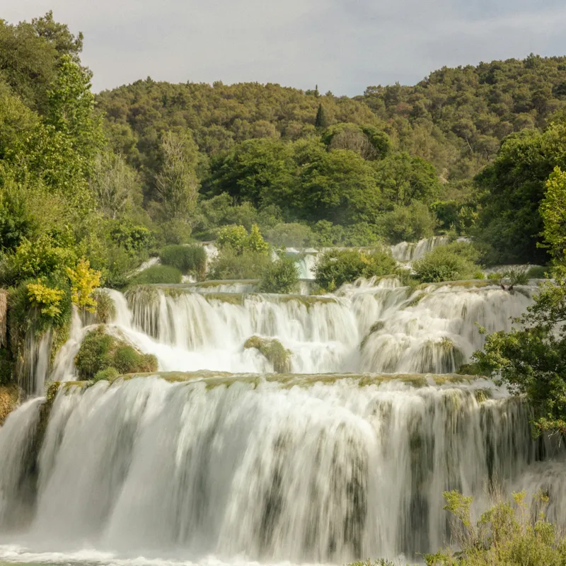 Tablou Canvas, "Cascada visurilor înverzite de vară", Cascadă, Apă, Pădure, Verdeață, Cer, Roci, Natură, Râuri, Frumusețe, Liniște, 100 x 100 cm – poza 2