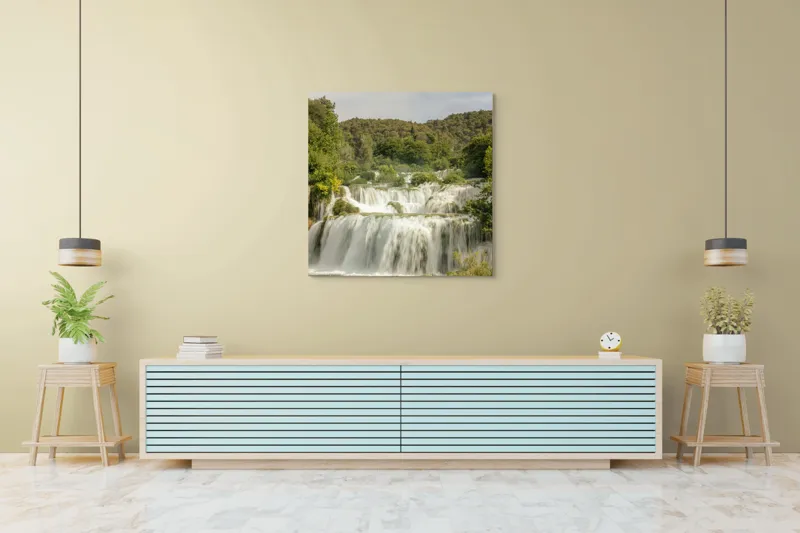 Tablou Canvas, "Cascada visurilor înverzite de vară", Cascadă, Apă, Pădure, Verdeață, Cer, Roci, Natură, Râuri, Frumusețe, Liniște, 100 x 100 cm – poza 5
