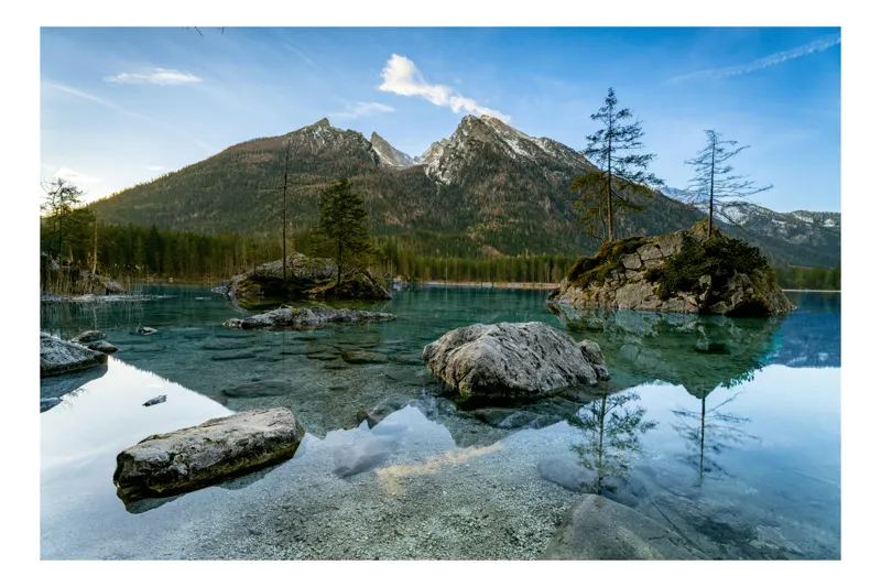 Tablou Canvas, "Lacul Alpin și Reflecția Montană", Lac, Munți, Pădure, Cer, Reflecție, Stânci, Apă, Natură, 100 x 70 cm