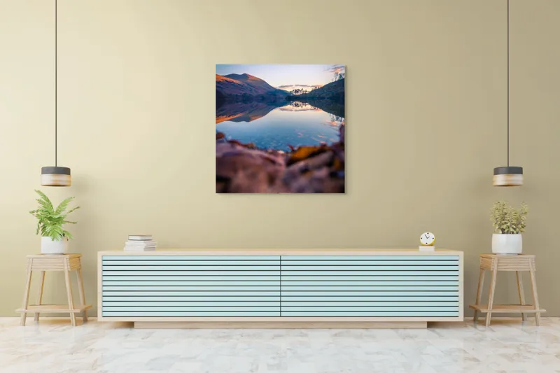 Tablou Canvas, "Reflecții ale serii liniștite", Reflecție, Tranquilitate, Apus, Natură, Seninătate, Peisaj, Coline, Reflexie, Cer, Frunziș, 100 x 100 cm – poza 5