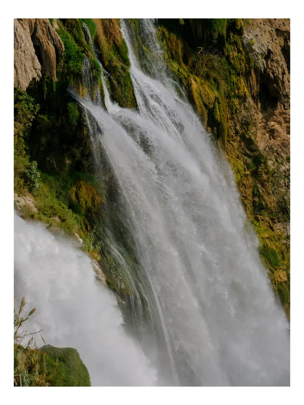 Tablou Canvas, "Cascada șoptind secrete eterne ale naturii", Cascadă, Apă, Vegetație, Stâncă, Flux, Spumă, Natură, Energie, 100 x 100 cm