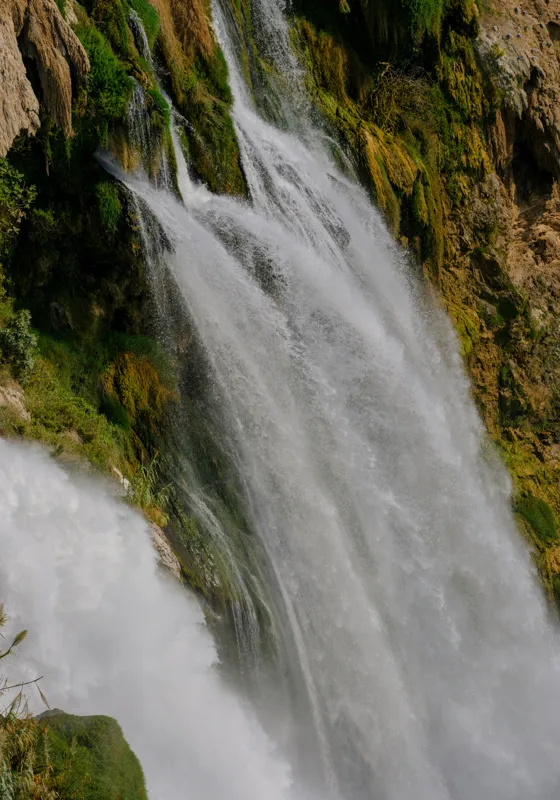 Tablou Canvas, "Cascada șoptind secrete eterne ale naturii", Cascadă, Apă, Vegetație, Stâncă, Flux, Spumă, Natură, Energie, 70 x 100 cm – poza 2