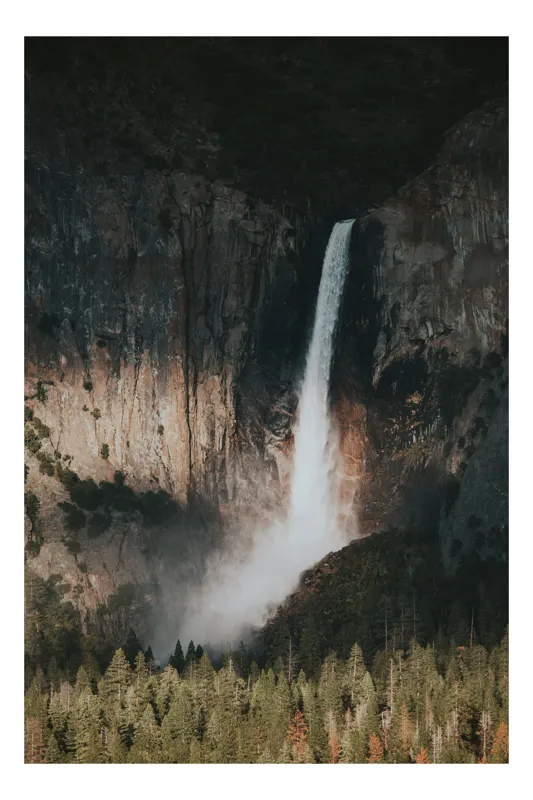 Tablou Canvas, "Cascada majestuoasă în lumina soarelui", Cascadă, Dramatic, Pădure, Rocă, Natură, Măreție, Epic, Sălbăticie, 100 x 100 cm