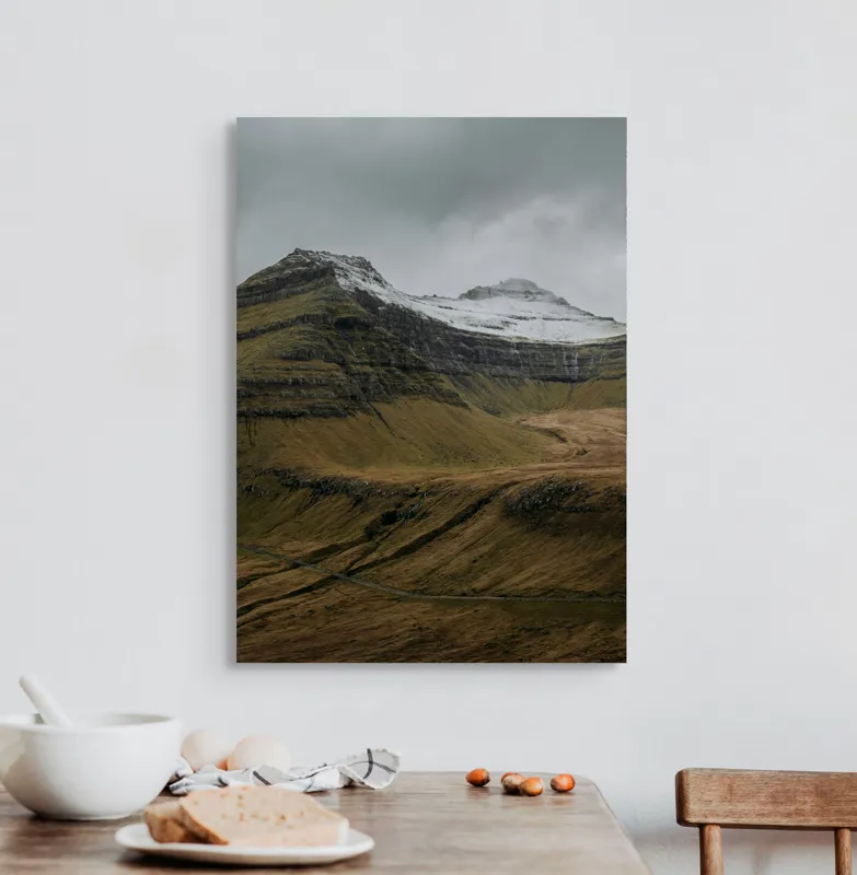 Tablou Canvas, "Munți aspri în ceață misterioasă", Munte, Nor, Vârf, Zăpadă, Peisaj, Natură, Pitoresc, 50 x 70 cm – poza 3